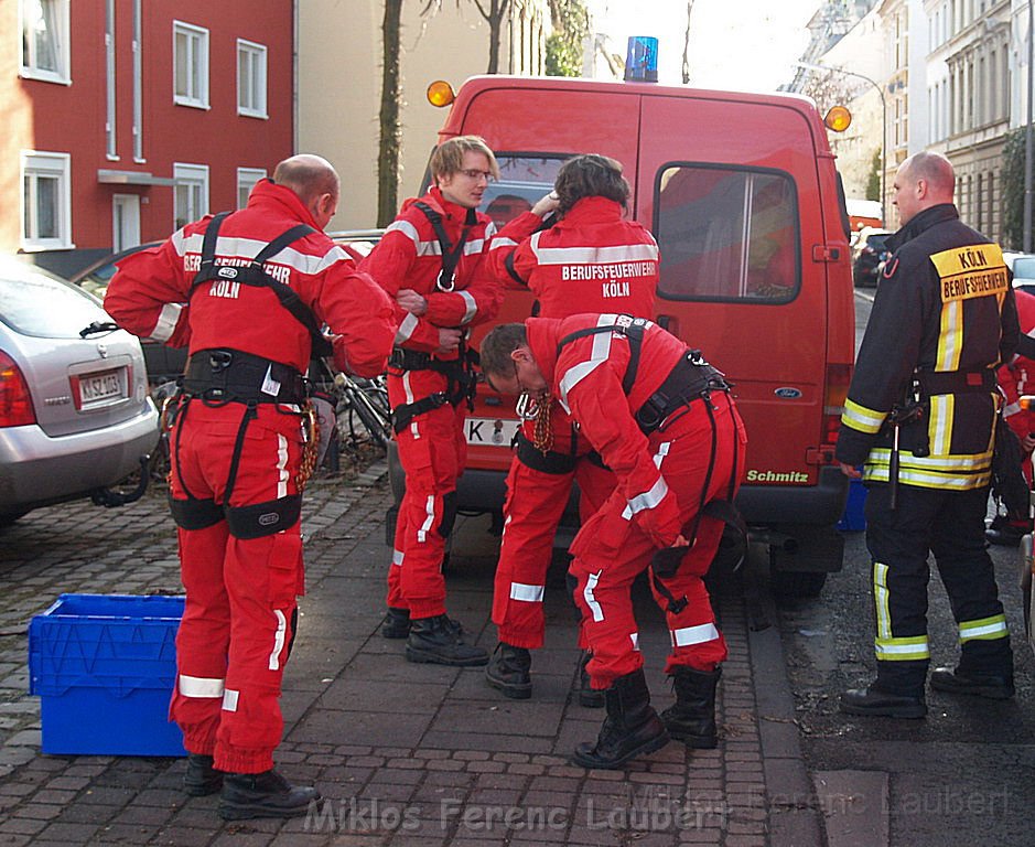 Einsatz Feuerwehr SEK Polizei Koeln Nippes Merheimerstr P013.JPG